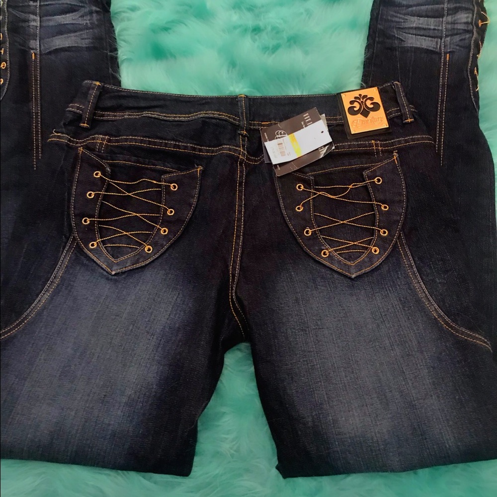 NWT Dereon Deluxe Skinny Jeans